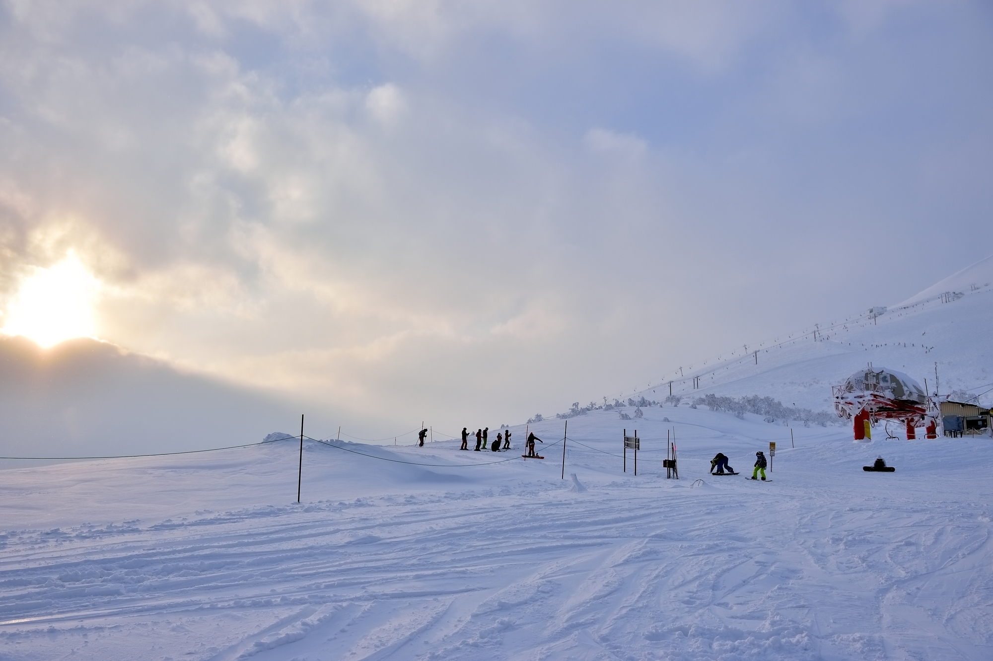 夕日に染まるニセコの雪山と羊蹄山