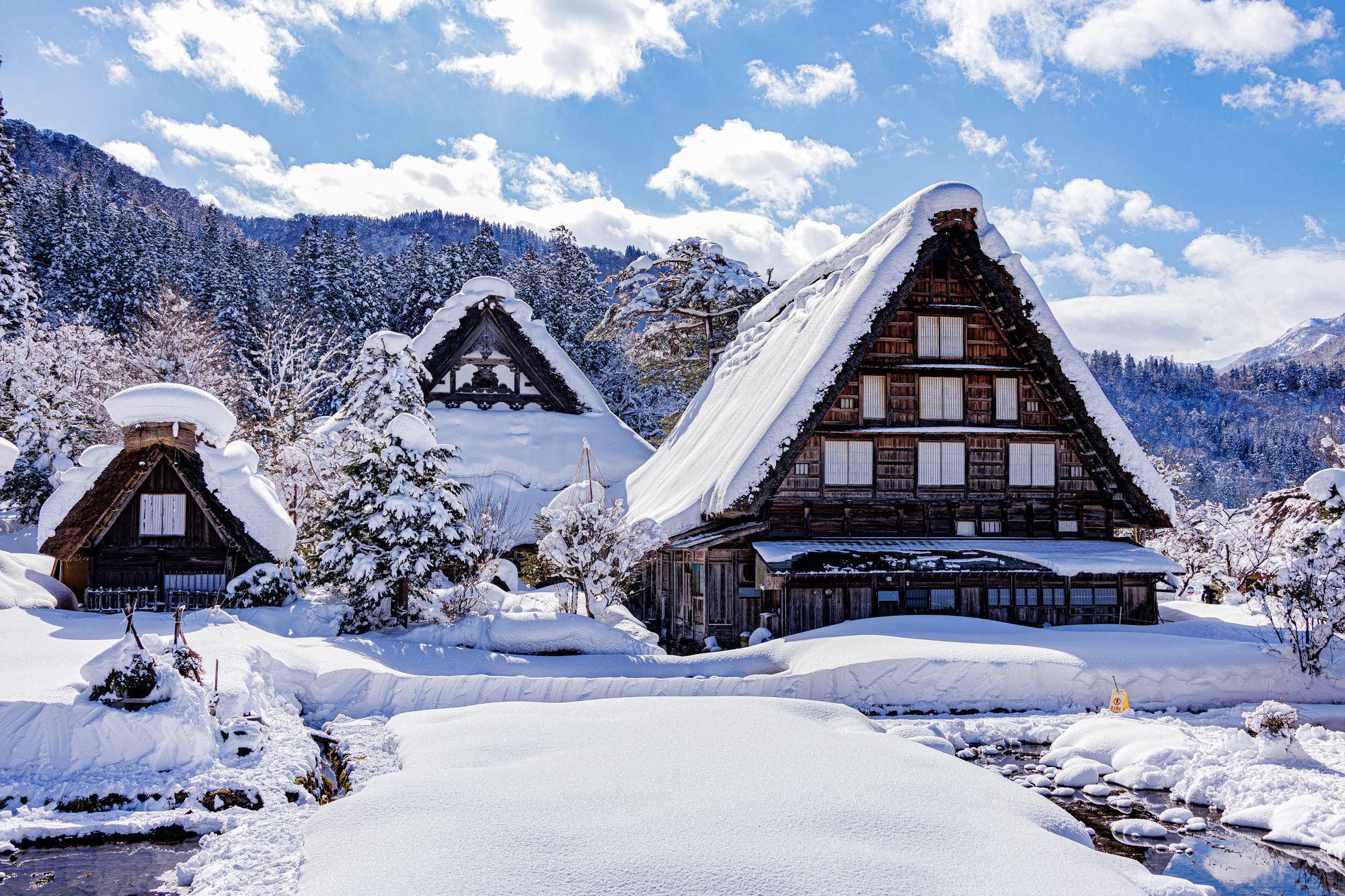 雪の白川郷合掌造り集落