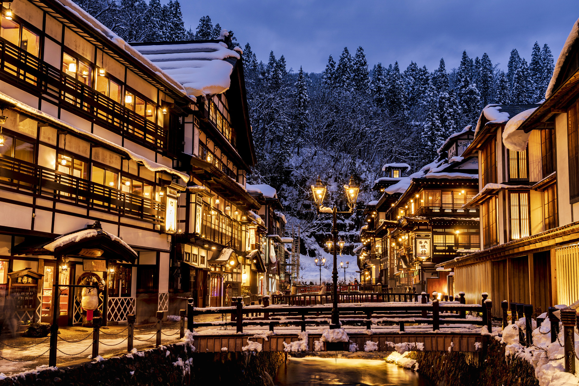 雪景色にガス灯が灯る銀山温泉の夜景