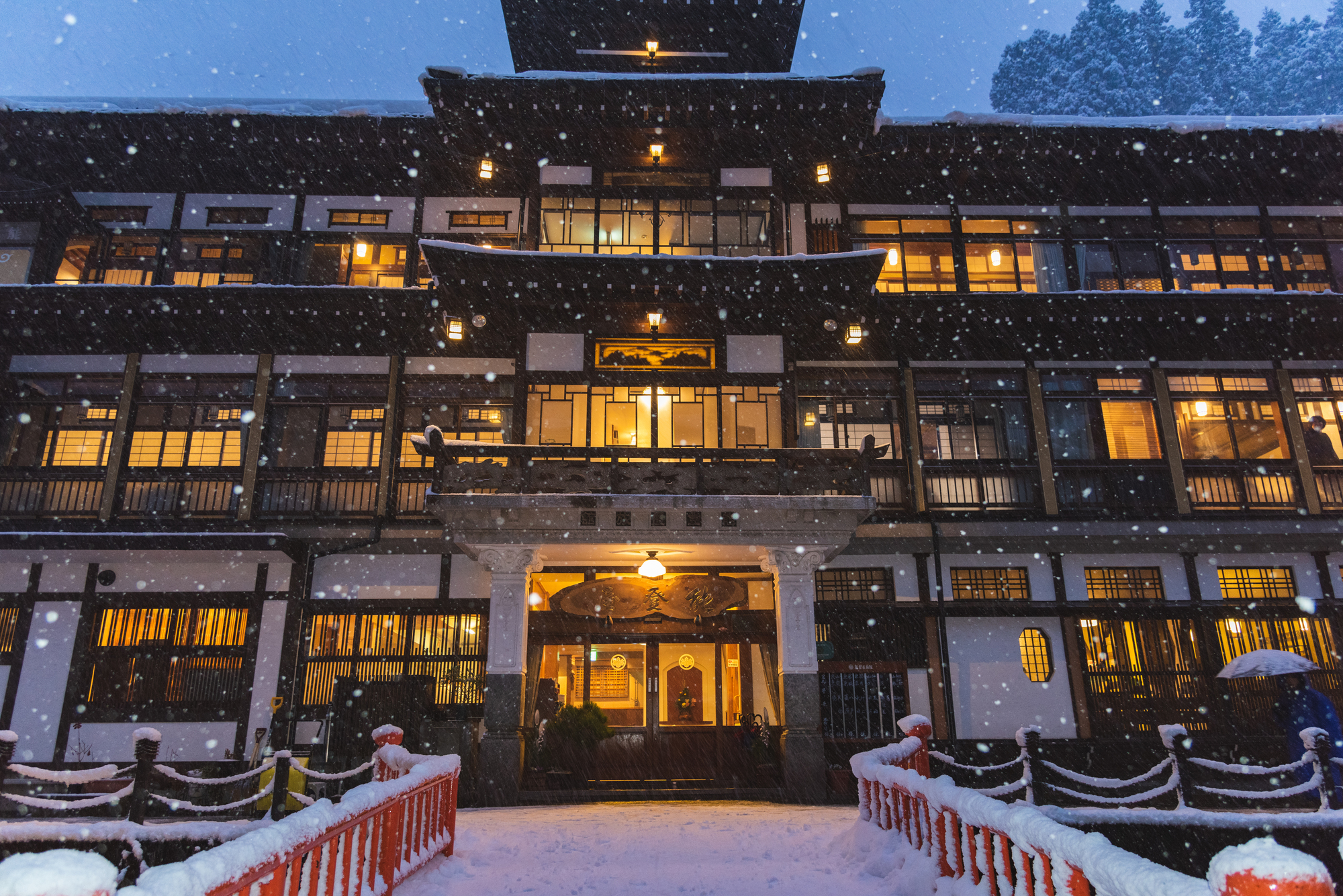 雪の銀山温泉と赤い橋