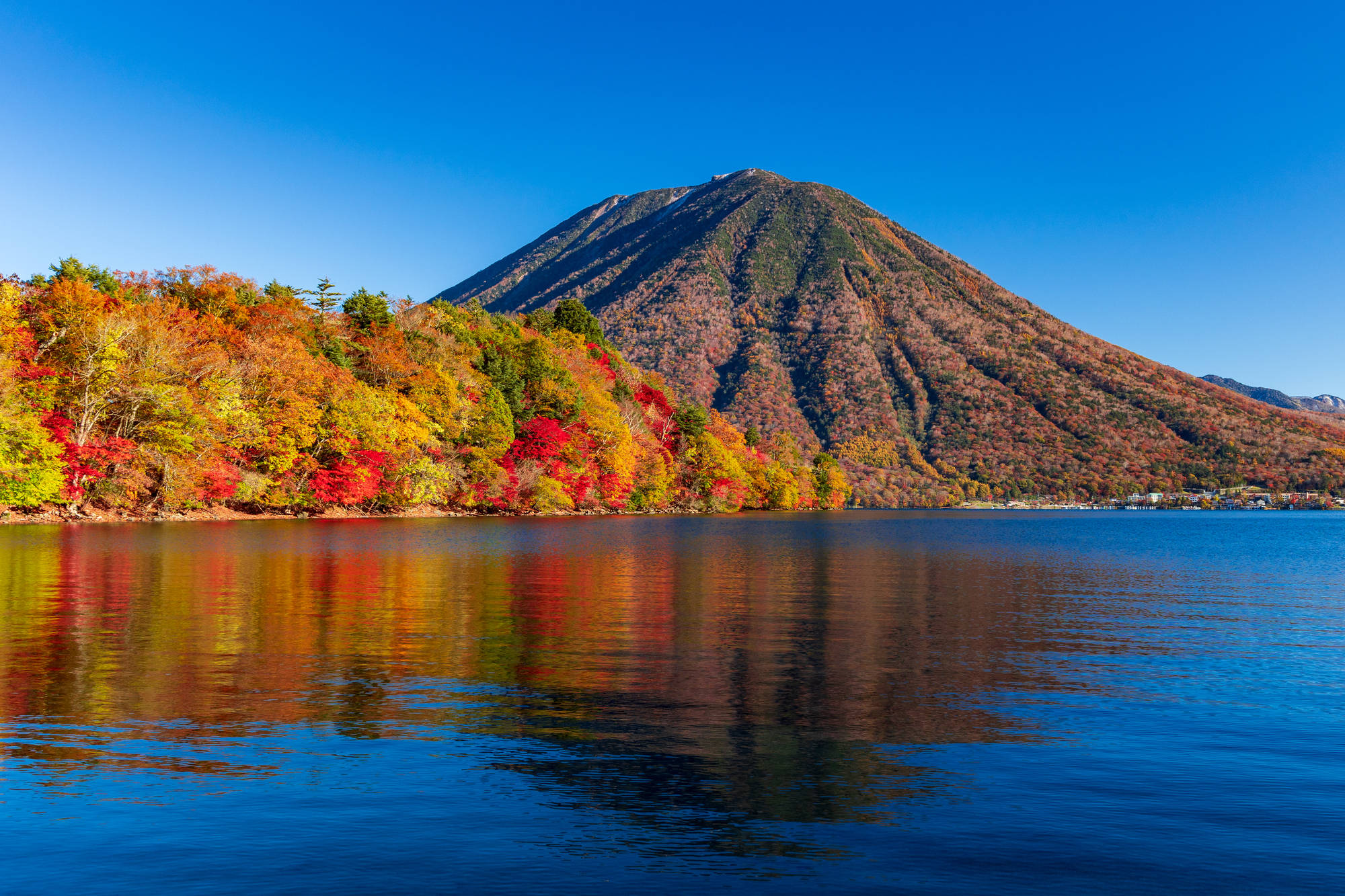 4-1. 圧巻の秋の紅葉:いろは坂、竜頭の滝、中禅寺湖の絶景ポイント