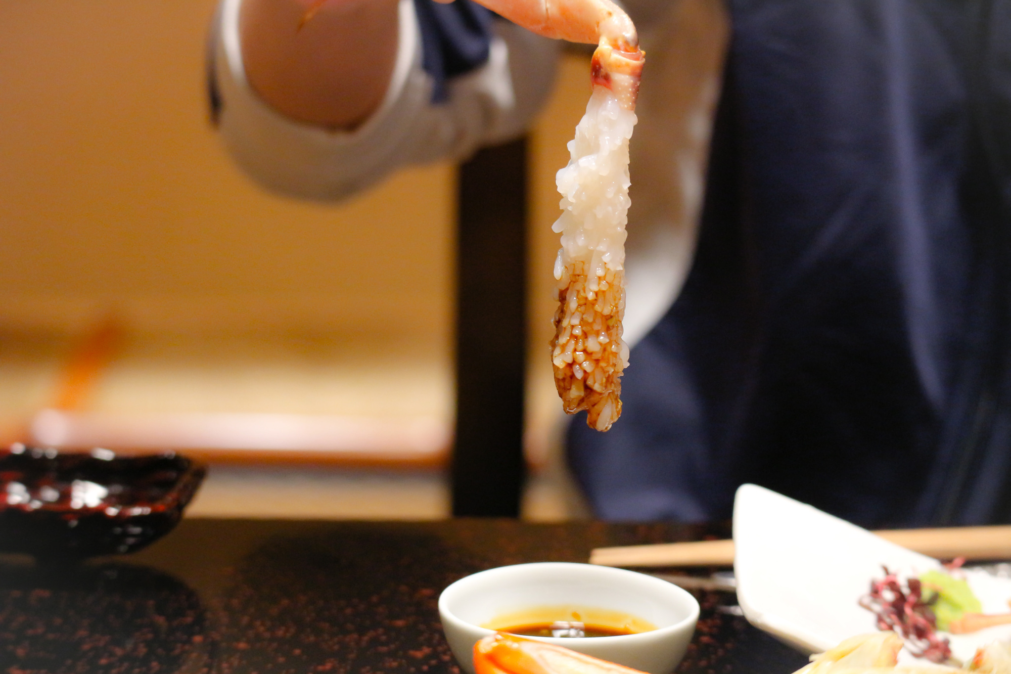 4-3. 冬の味覚のフルコース:カニ刺し、焼きガニ、カニすき