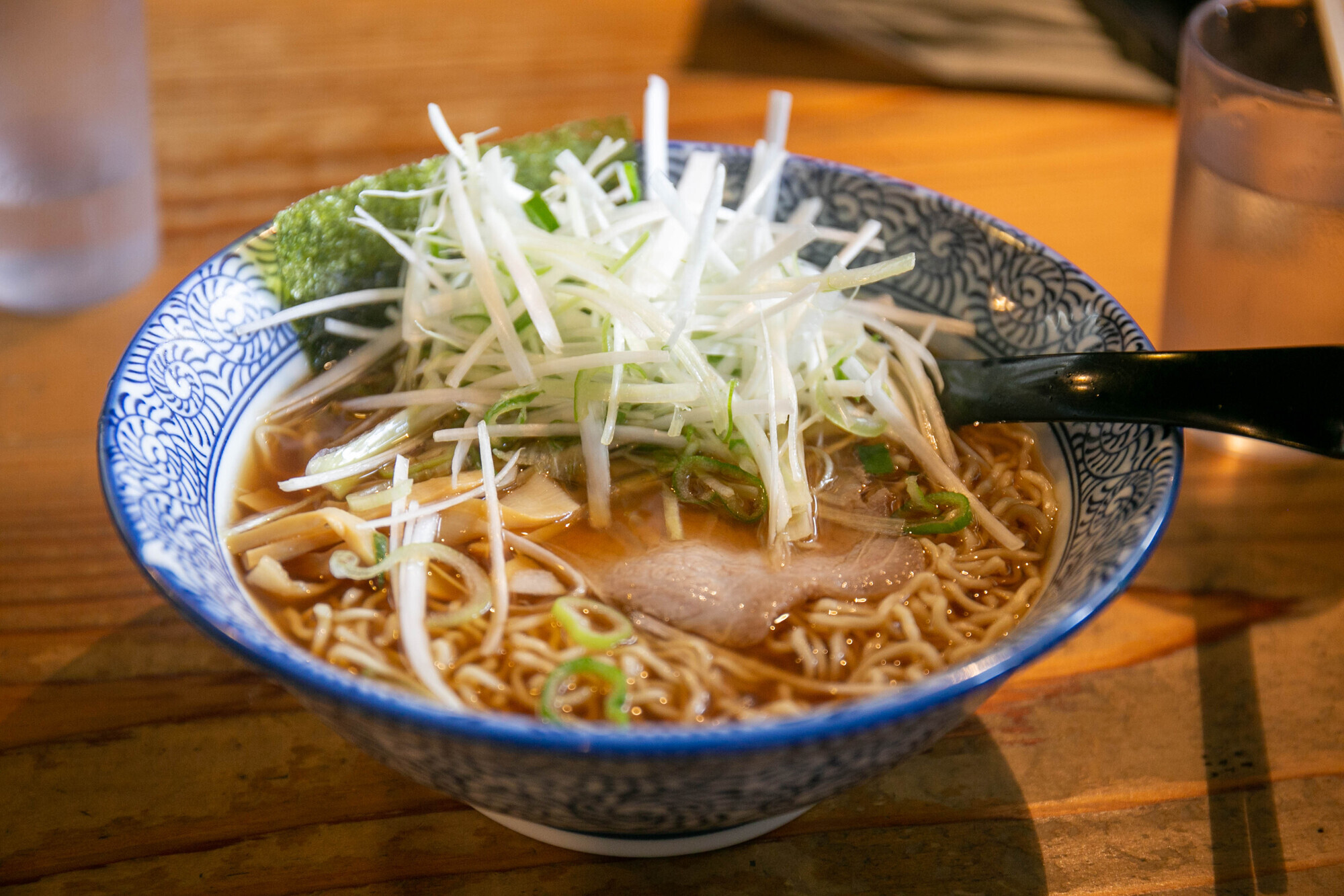 4-2. 飛騨の味覚を堪能:飛騨牛、朴葉味噌、高山ラーメン